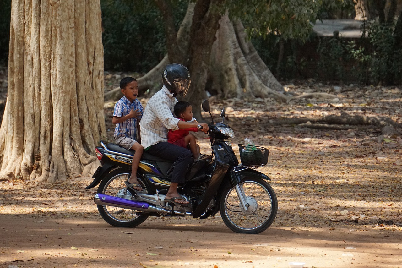 Motorbike Transport People Ride  - lenahelfinger / Pixabay