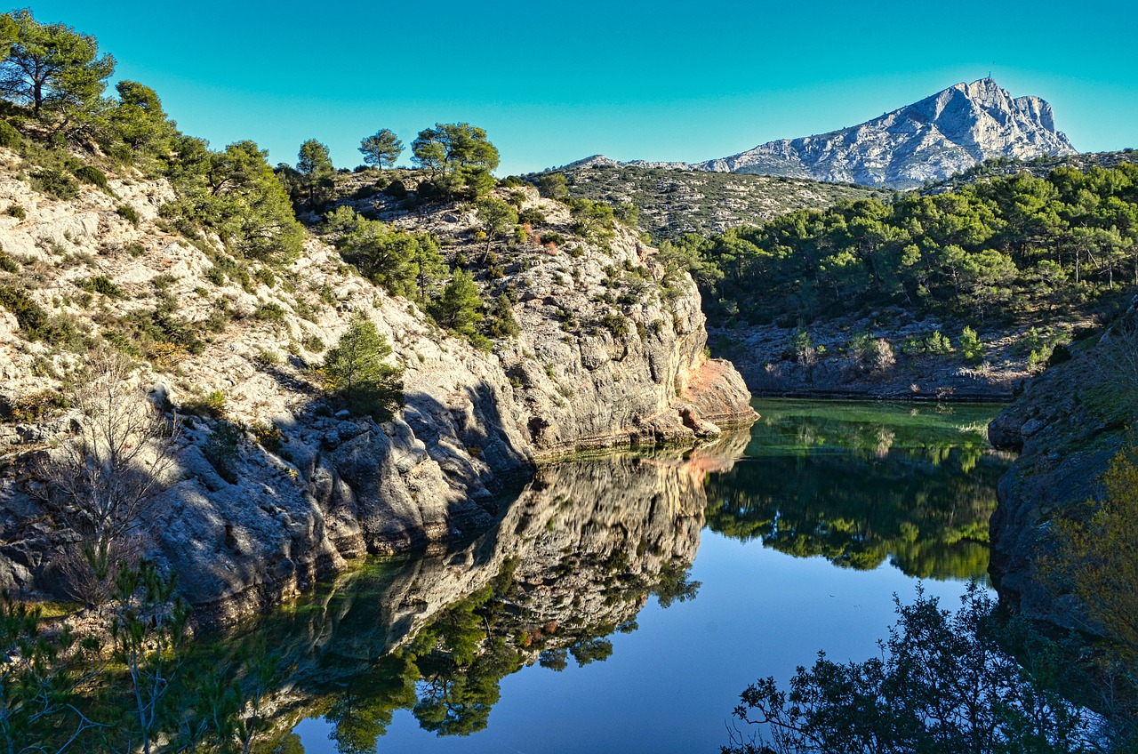 Mountain Dam Lake Pond Rocks  - lecreusois / Pixabay