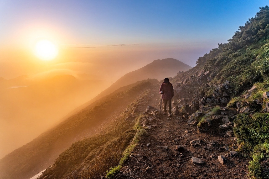Mountain Hiker Sunrise Landscape  - Kanenori / Pixabay