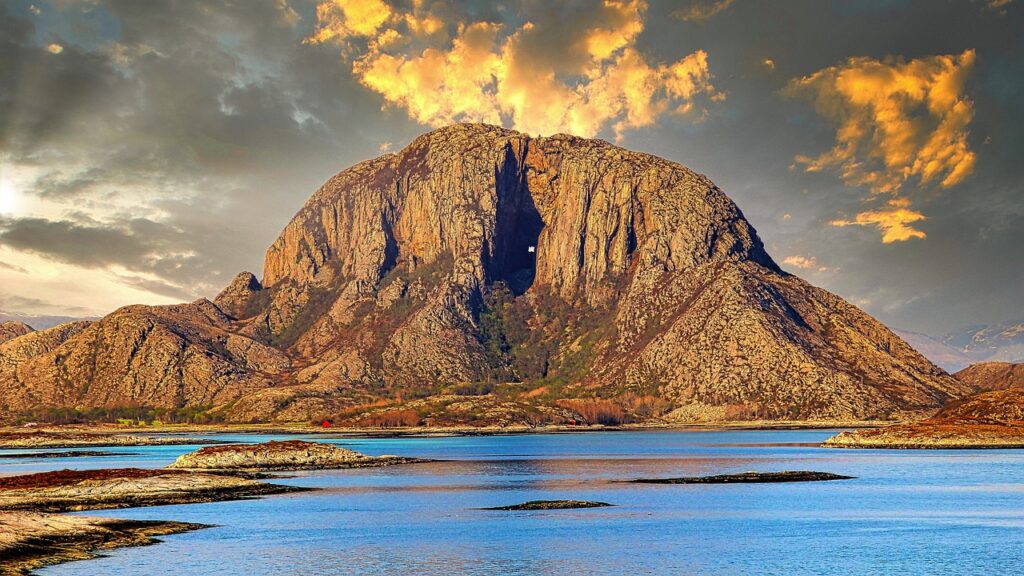 Mountain Island Bay Torghatten  - drhorstdonat1 / Pixabay