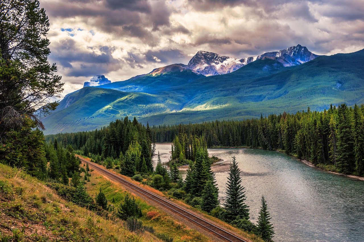 Mountain Lake Trees Forest Clouds - GPoulsen / Pixabay