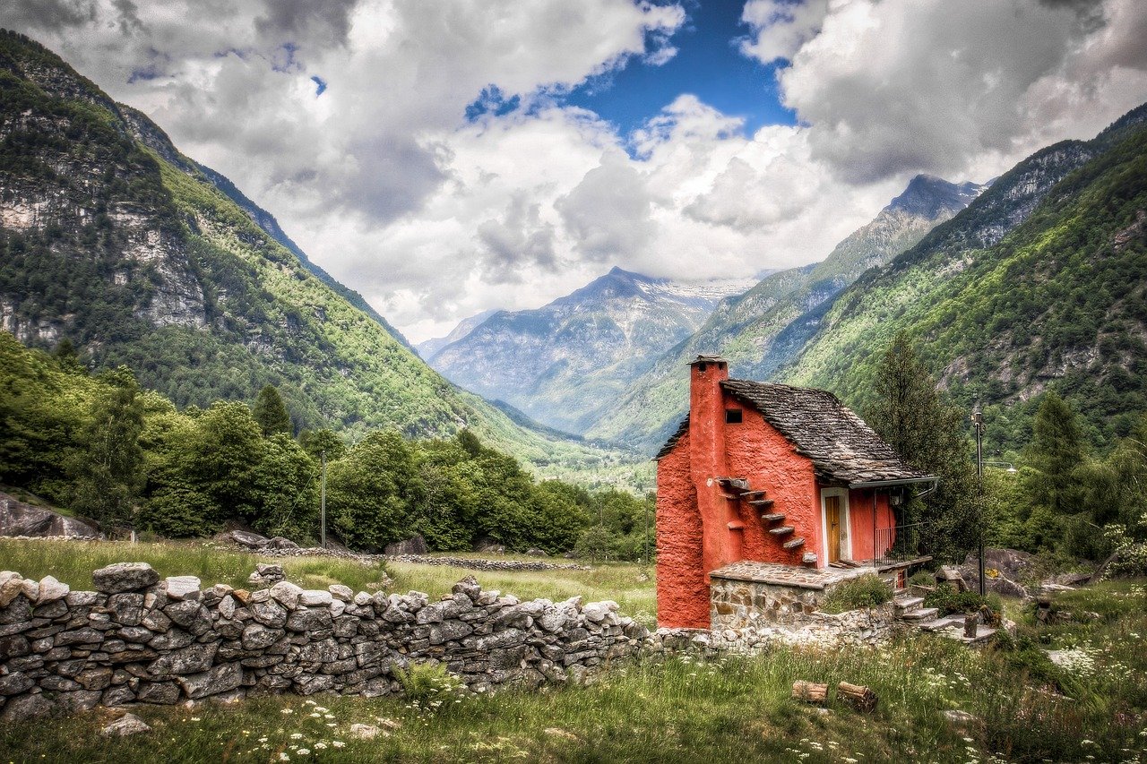 Mountains Clouds Cottage Cabin - Fotoworkshop4You / Pixabay