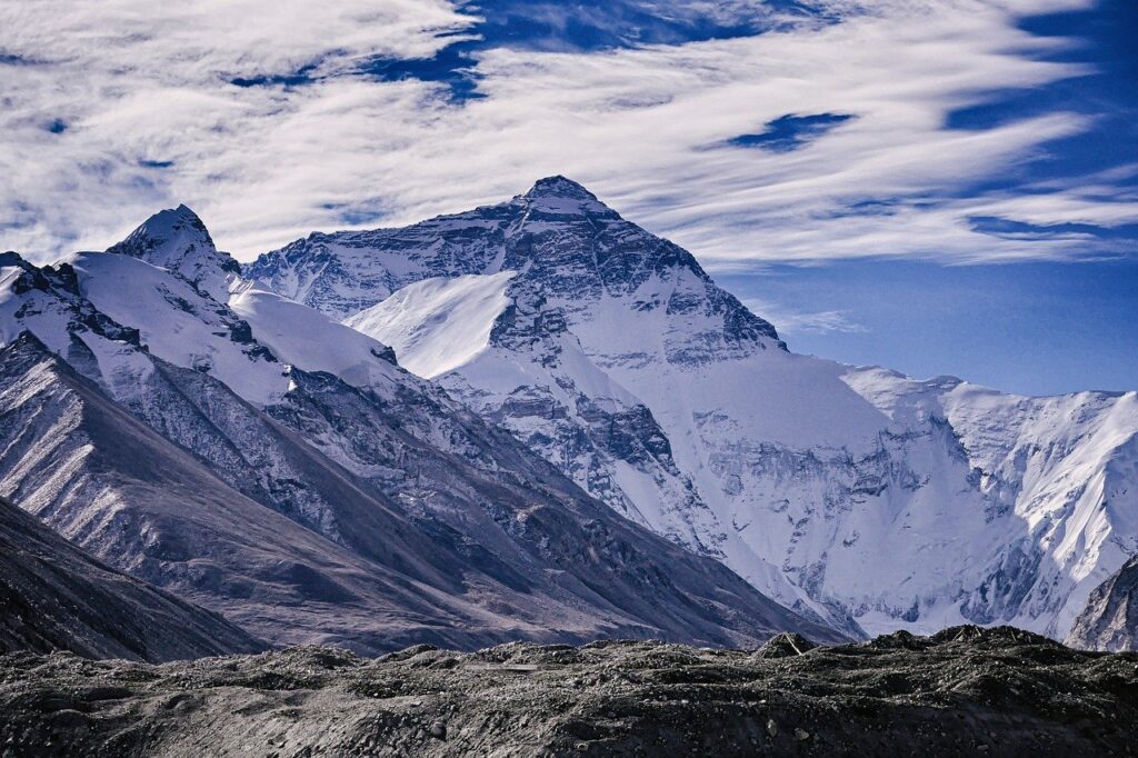 Mountains Snow Summit Peak  - Bengao / Pixabay