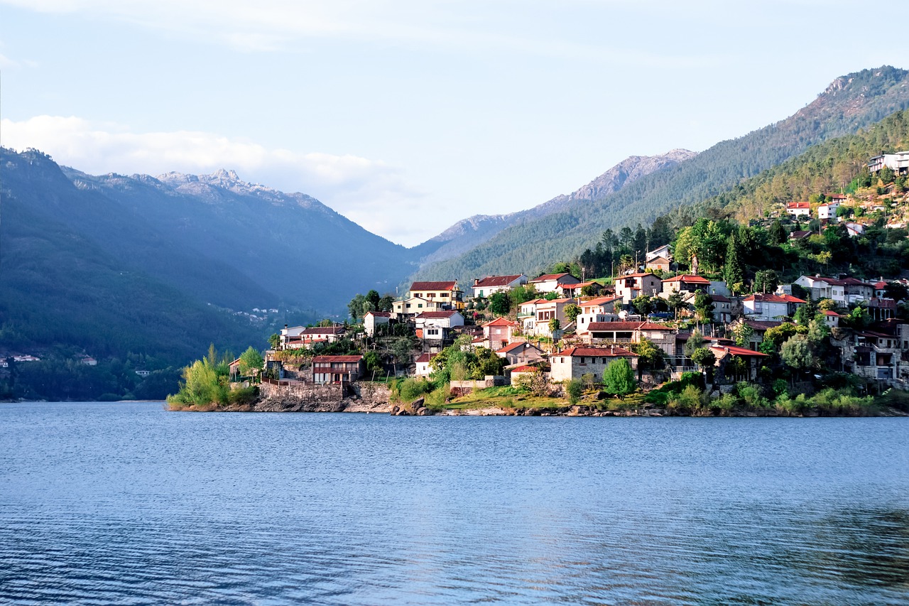 Mountains Town Lake River  - pedroquintaoo / Pixabay