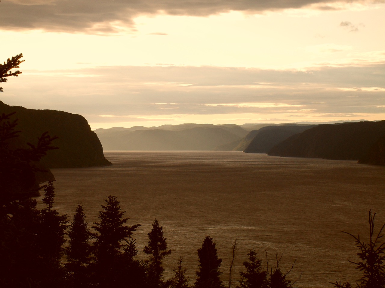 Mountains Trees Silhouettes - vdugrain / Pixabay