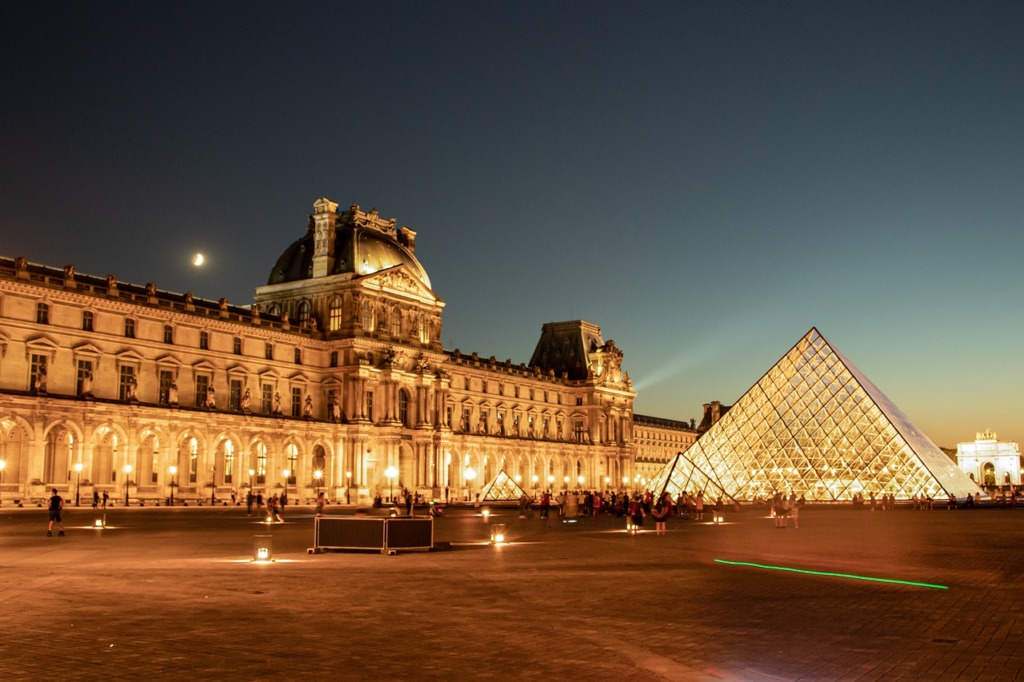 Museum Pyramid Facade Illuminated  - Pignatta / Pixabay