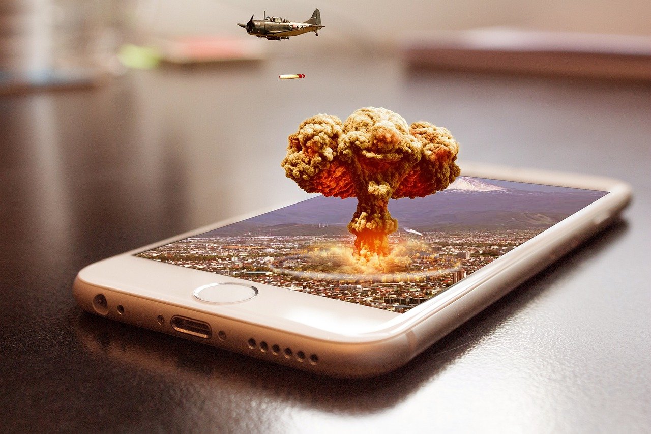 Mushroom Cloud War Mobile Phone  - XIAOLI362 / Pixabay