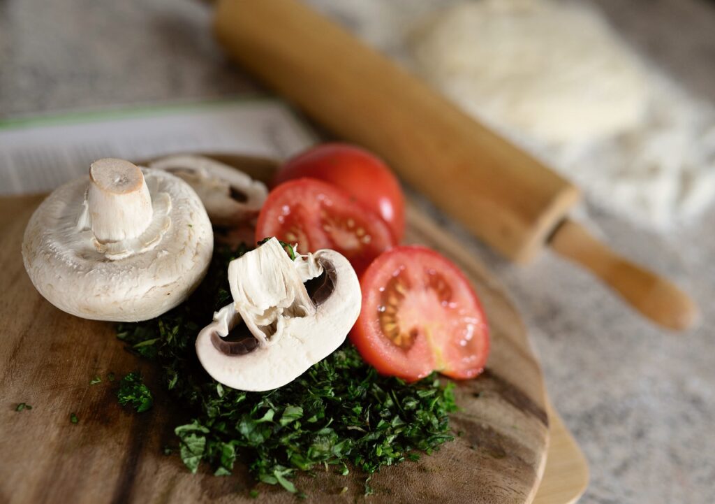 Mushrooms Tomatoes Herbs Eat Food  - congerdesign / Pixabay
