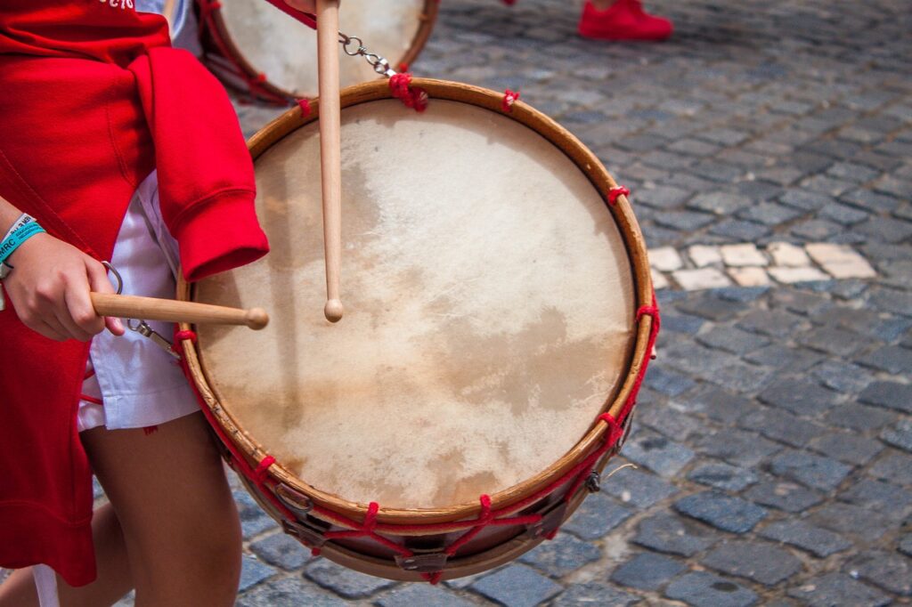 Music Drums Red Wood Rope People  - MartaCPST / Pixabay