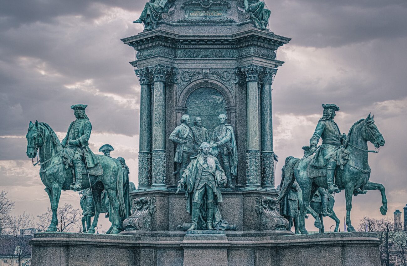 statue of man and woman