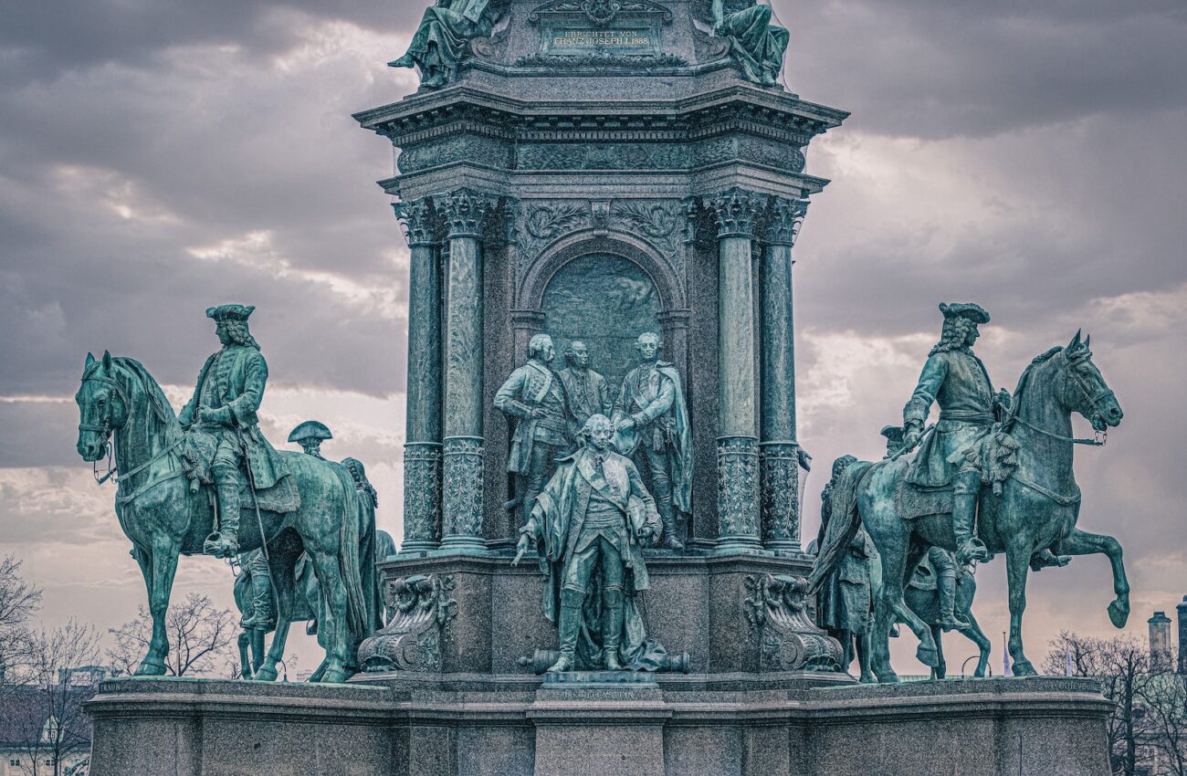 statue of man and woman