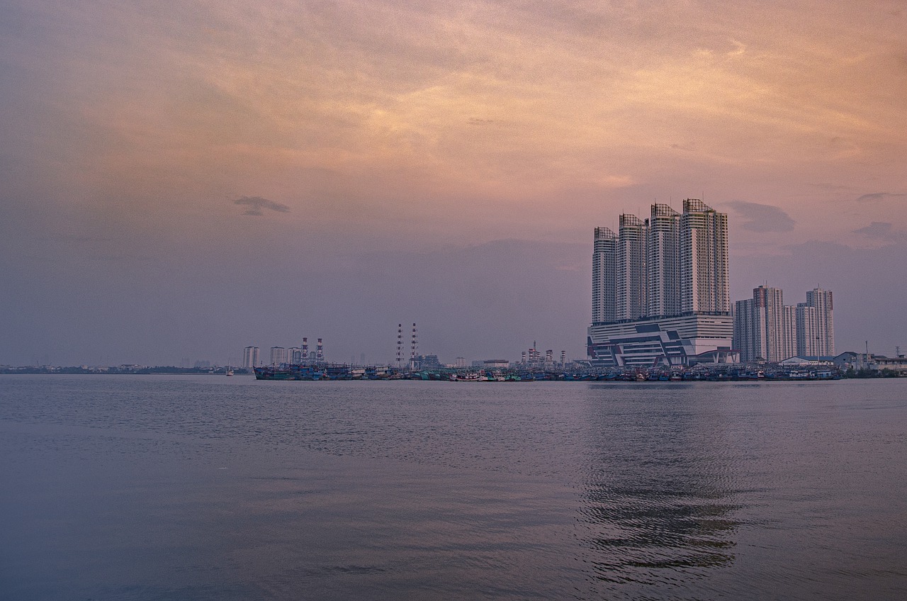 New Estuary Whistle Jakarta - zulvankurniawan / Pixabay