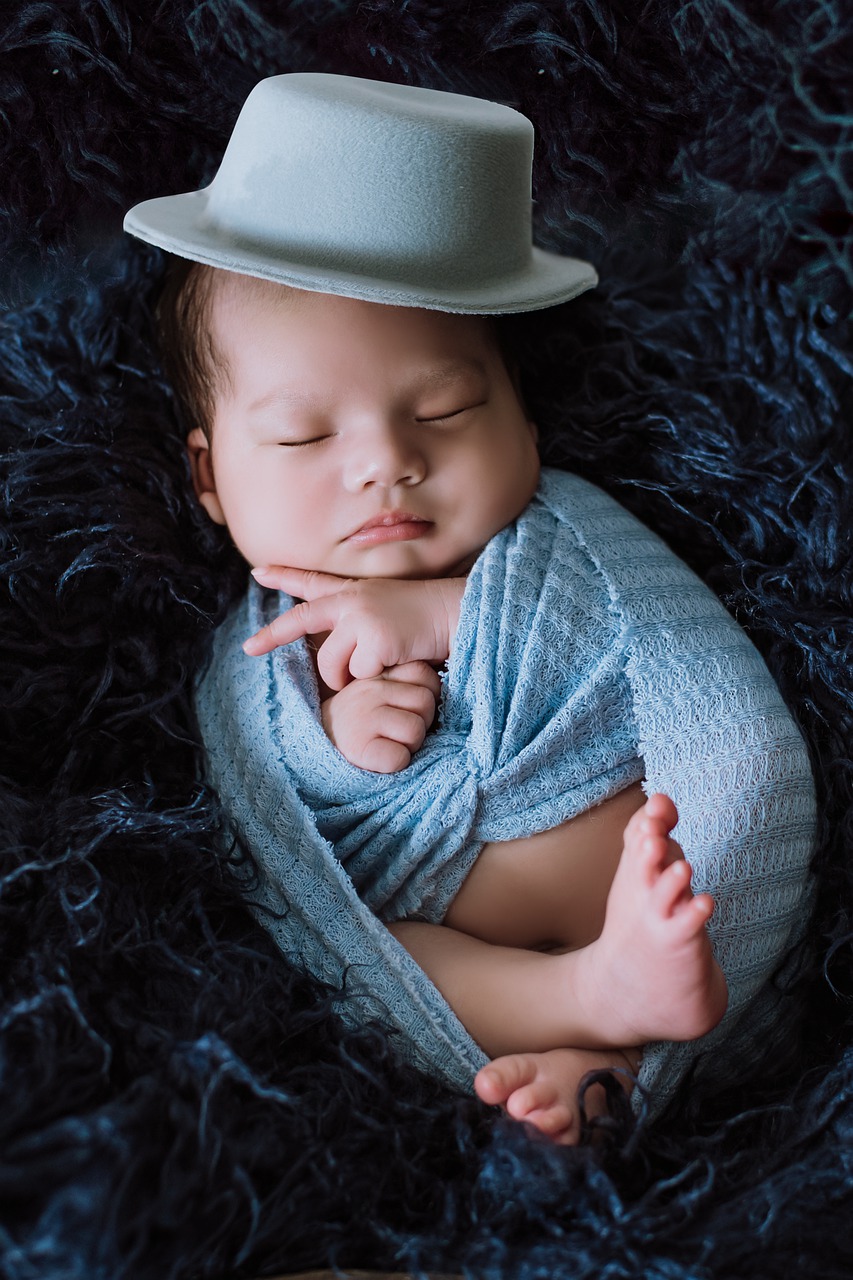 Newborn Baby Costume Sleeping - HuyNgan / Pixabay