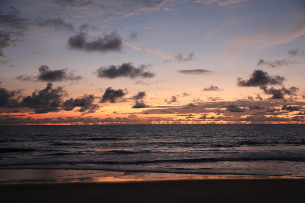 Ocean Beach Waves Coast Sunset  - laerciosouza / Pixabay
