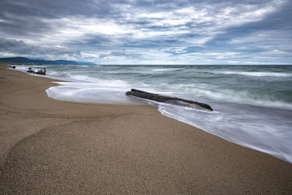 Ocean Waves Sand Coast Driftwood  - Kanenori / Pixabay