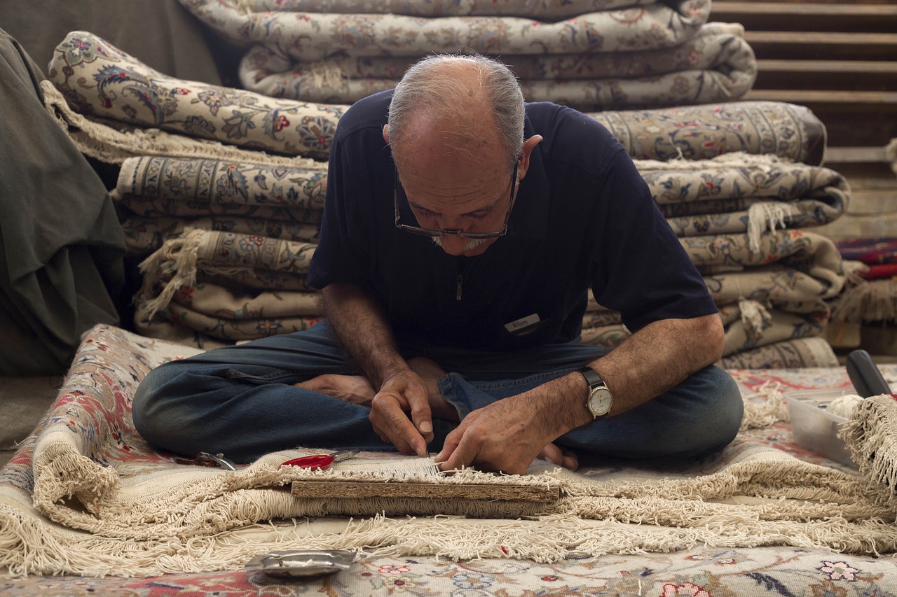 Old Man Carpet Repair Iranian Carpet  - Javad_esmaeili / Pixabay