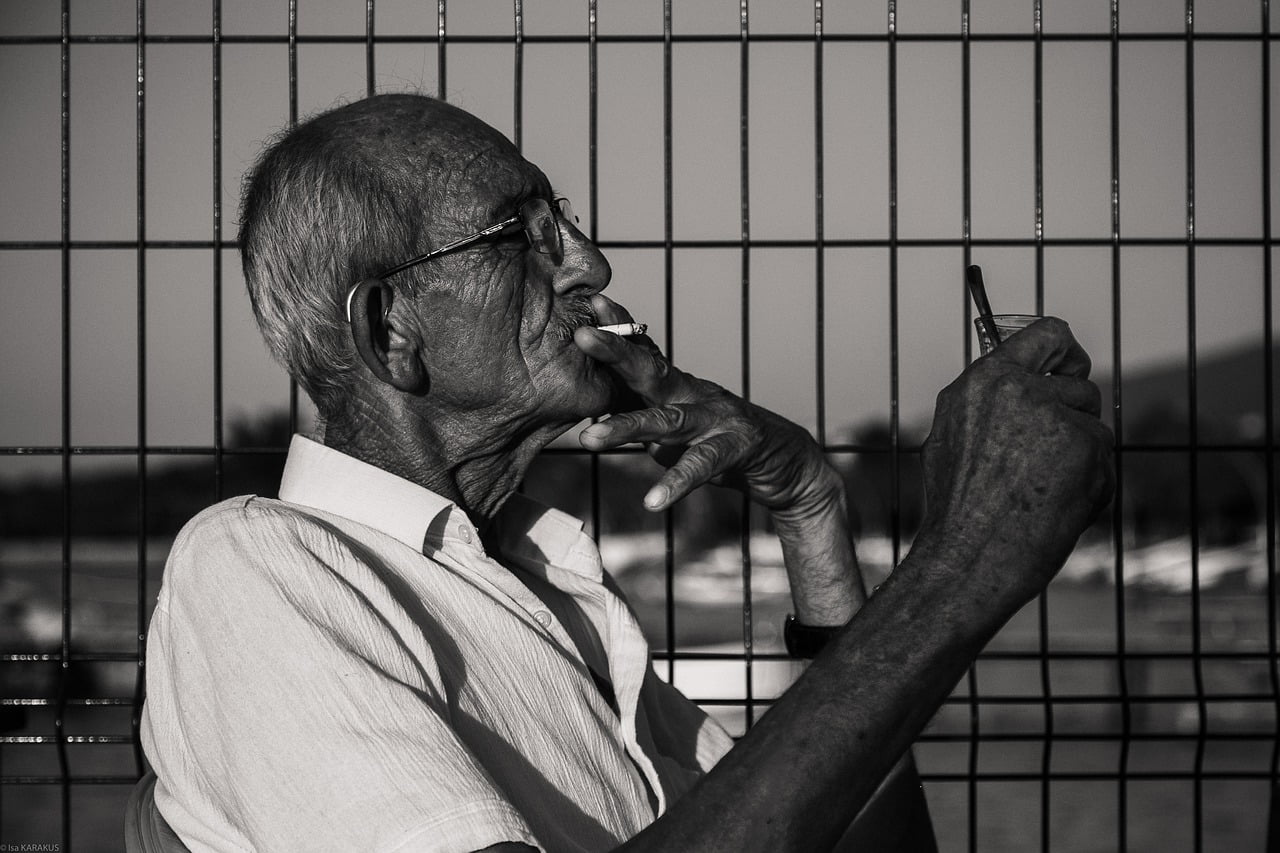 Old Man Cigarette Smoking Man  - isakarakus / Pixabay