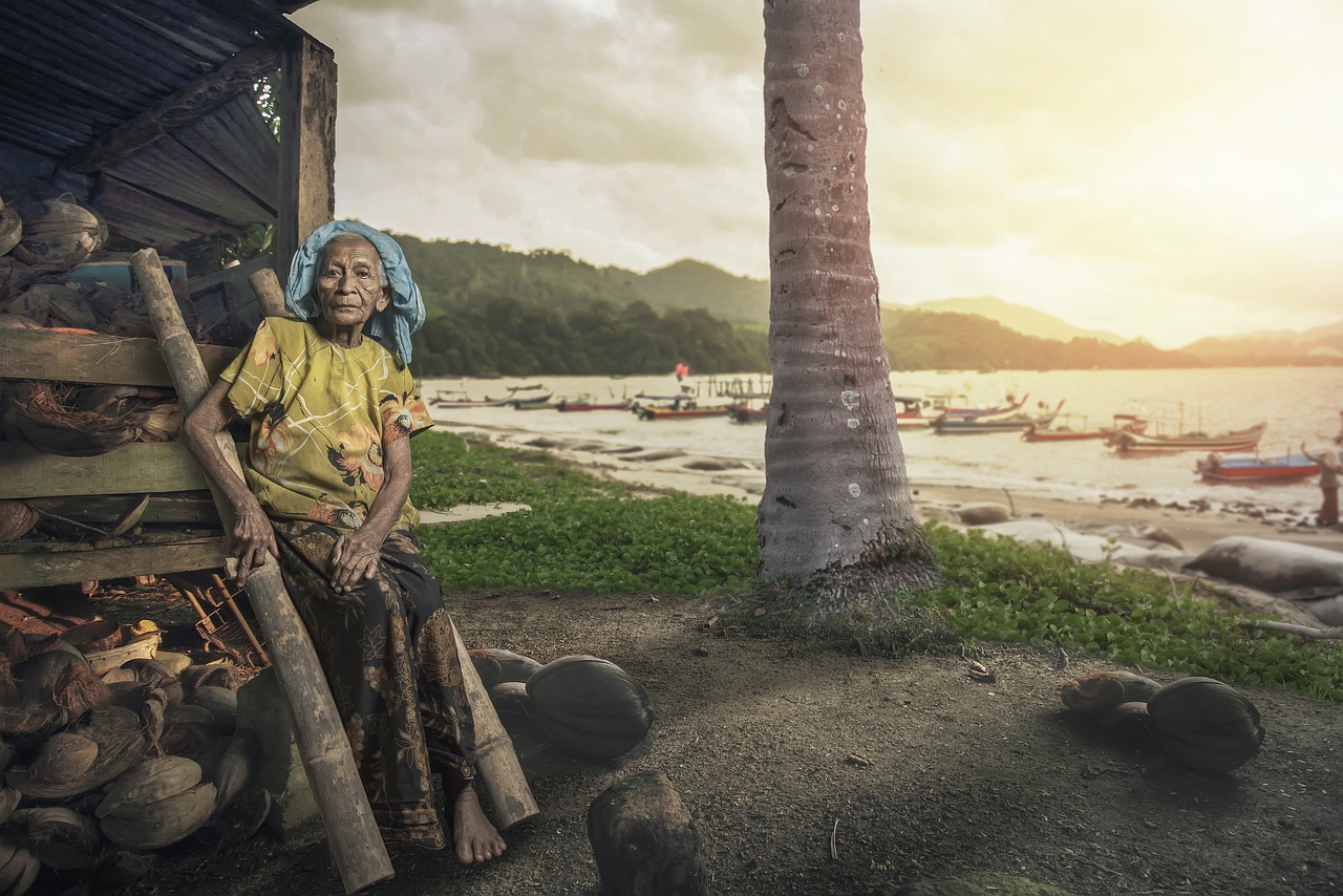 Old Woman Coast Coconuts Senior  - suhkryfoto017 / Pixabay