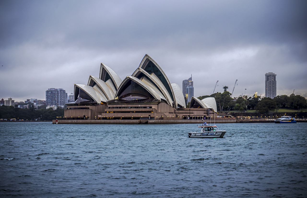 Opera House Buildings Harbour Bridge  - rommelsharma / Pixabay