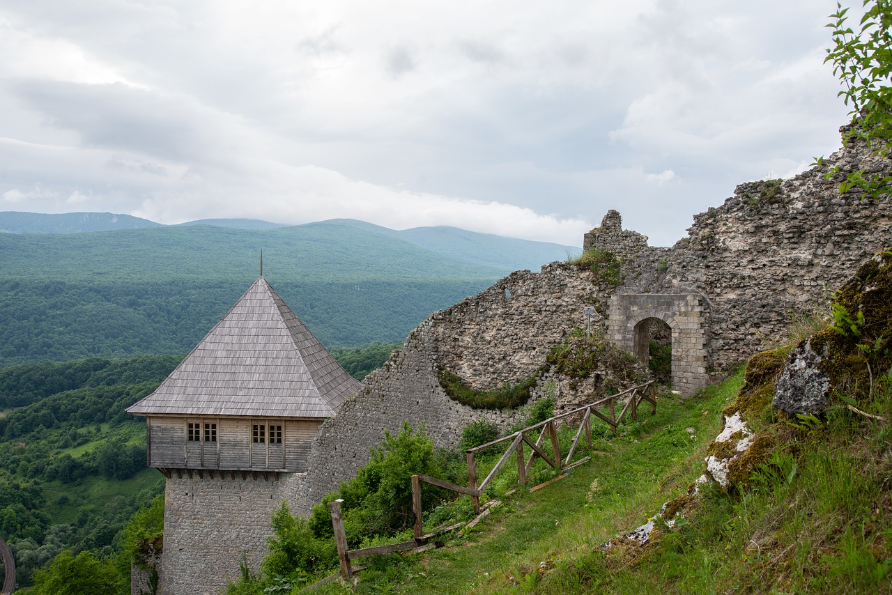 Ostrovica Castle Tower Mountains - fotos1992 / Pixabay