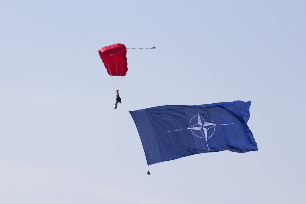 Parachute Parachutist The Sky  - dlugo_svk / Pixabay