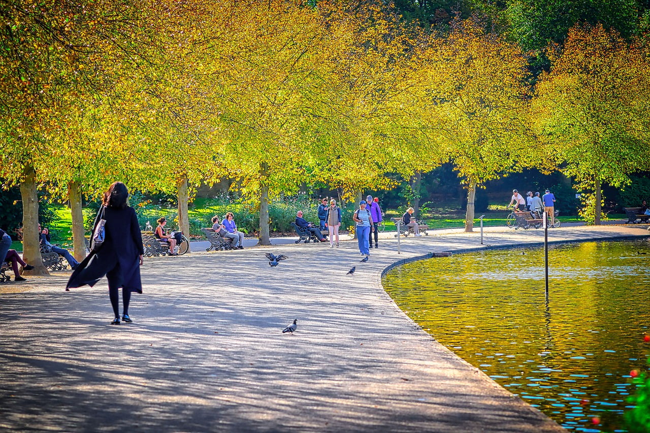 Park London Pond Lake Walk Woman - fietzfotos / Pixabay