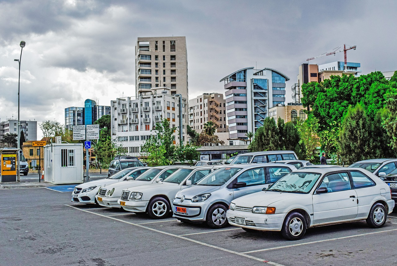 Parking Lot Cars Vehicles City - dimitrisvetsikas1969 / Pixabay