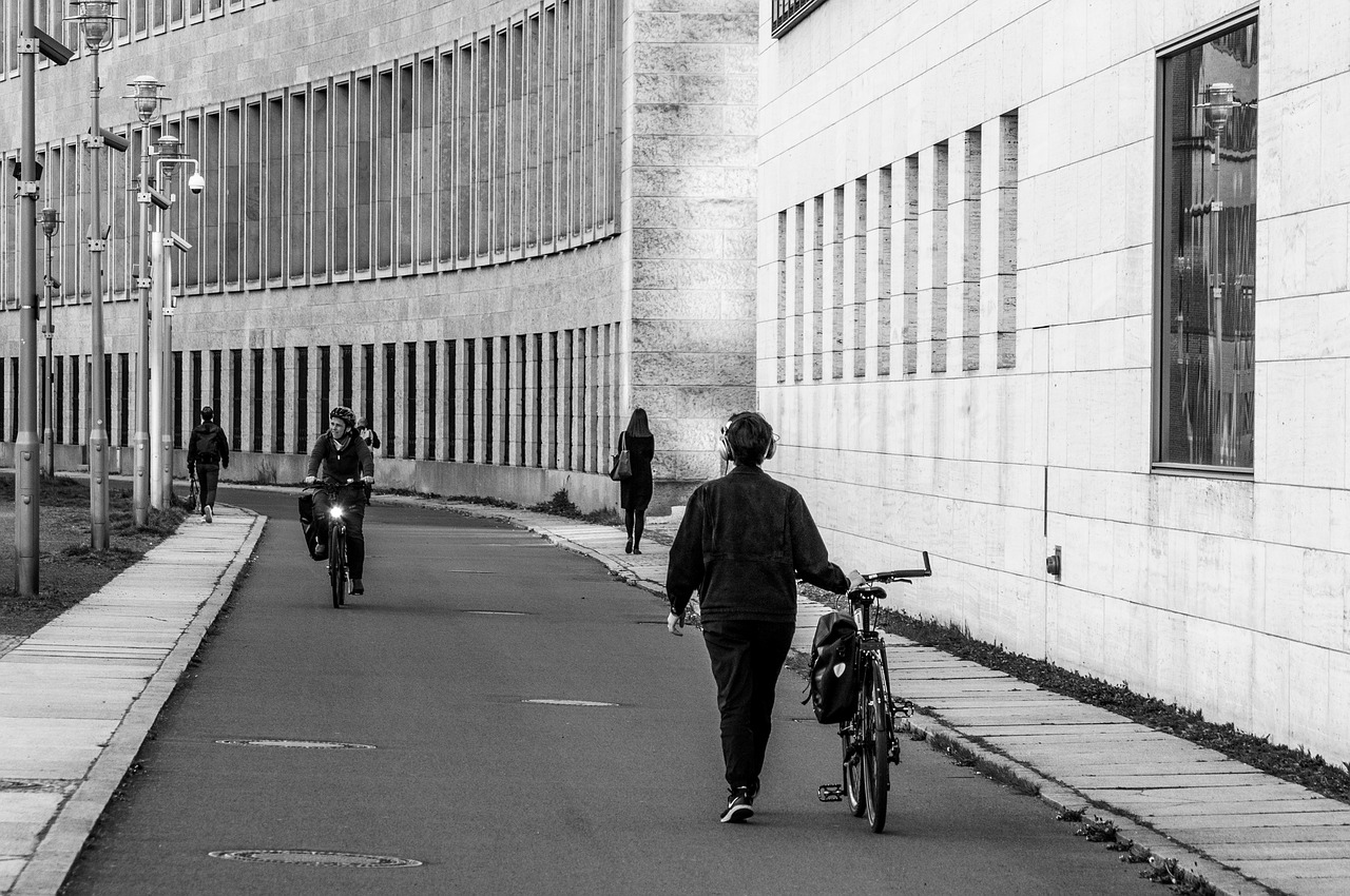 Pedestrian People Road Cityscape - wal_172619 / Pixabay