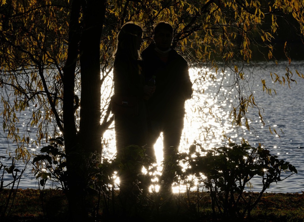 People Couple Lovers Silhouettes  - Surprising_Shots / Pixabay