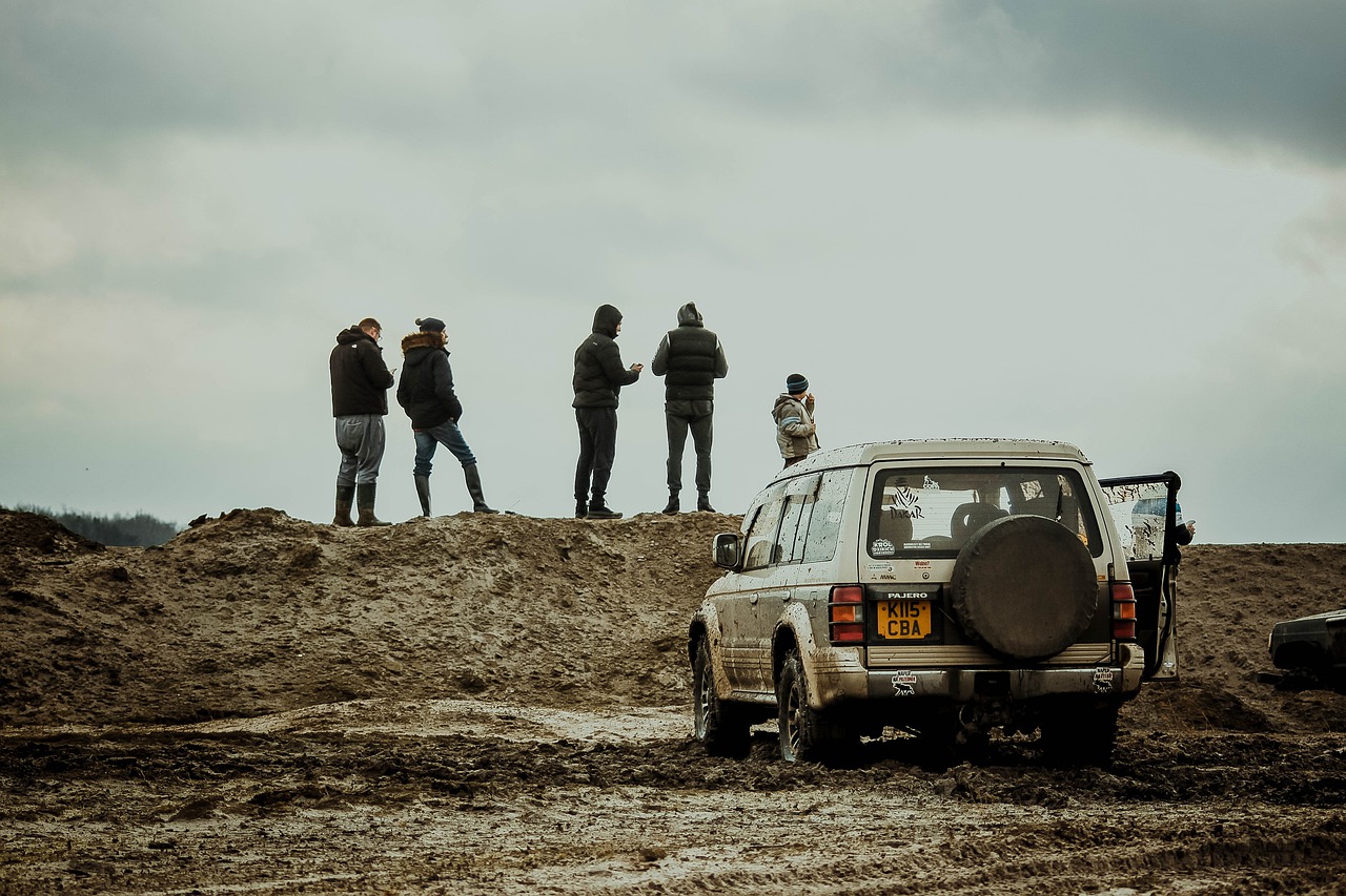 People Offroad Vehicle Group - jwvein / Pixabay