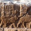 イラク北部で2700年前の新アッシリア帝国の古代水路から神と王の「激レア」な彫刻を発見