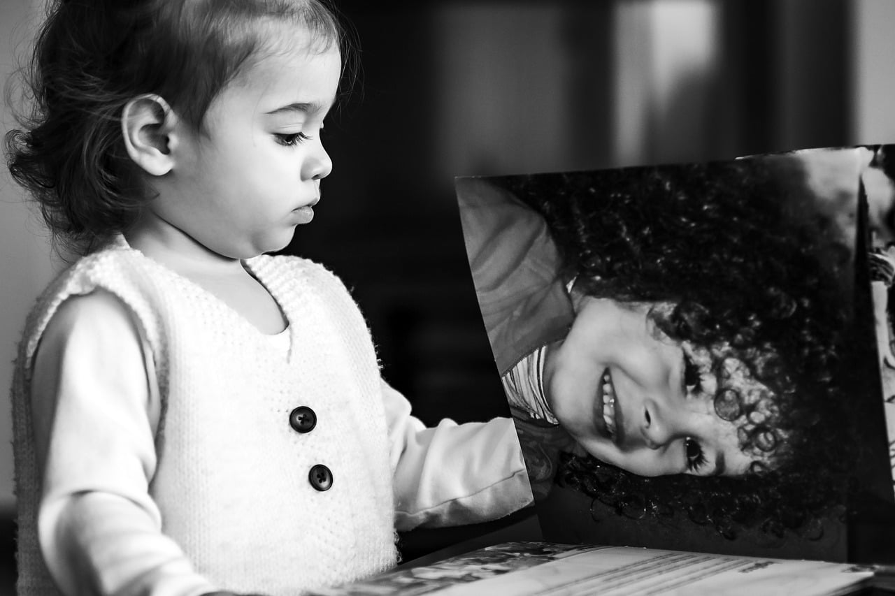 Photograph Gaze Curious Page Kid  - hulkiokantabak / Pixabay