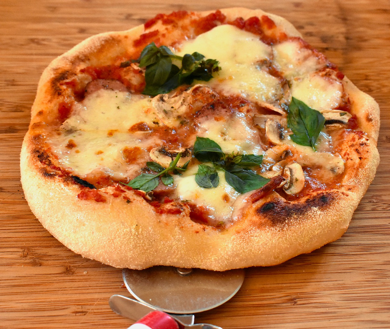 Pizza Neapolitan Family Basil - Mrdidg / Pixabay
