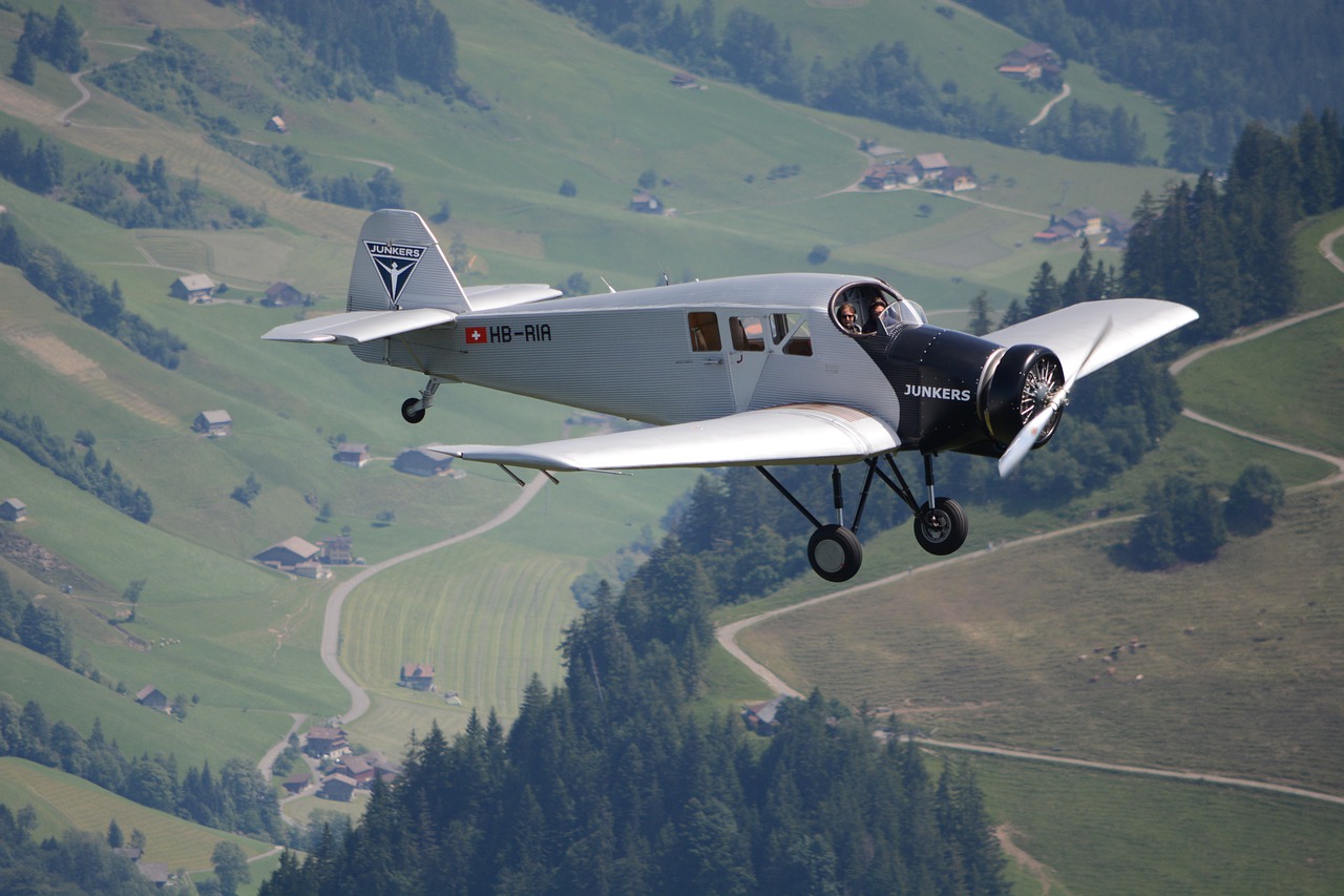 Plane Stanserhorn Switzerland  - Bradpcs / Pixabay