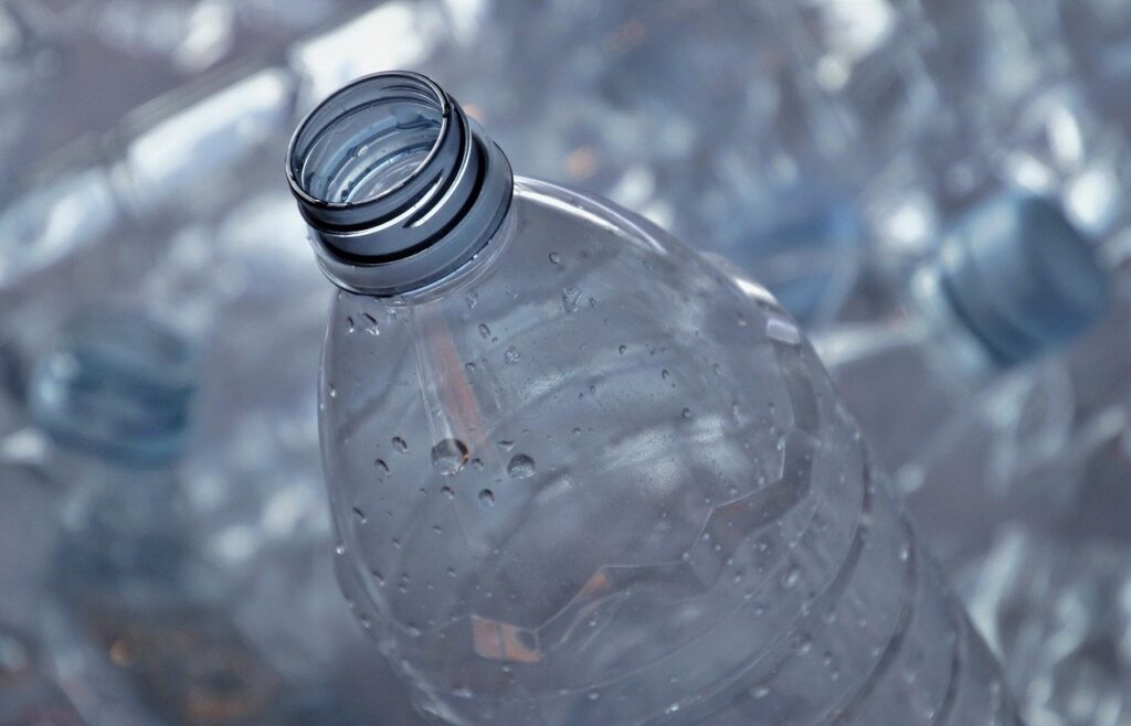 Plastic Processing Waste Bottle  - pasja1000 / Pixabay