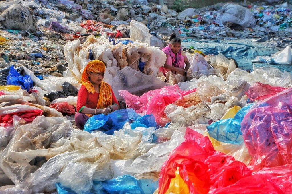 Plastics Women Bangladesh Workers  - MARUF_RAHMAN / Pixabay