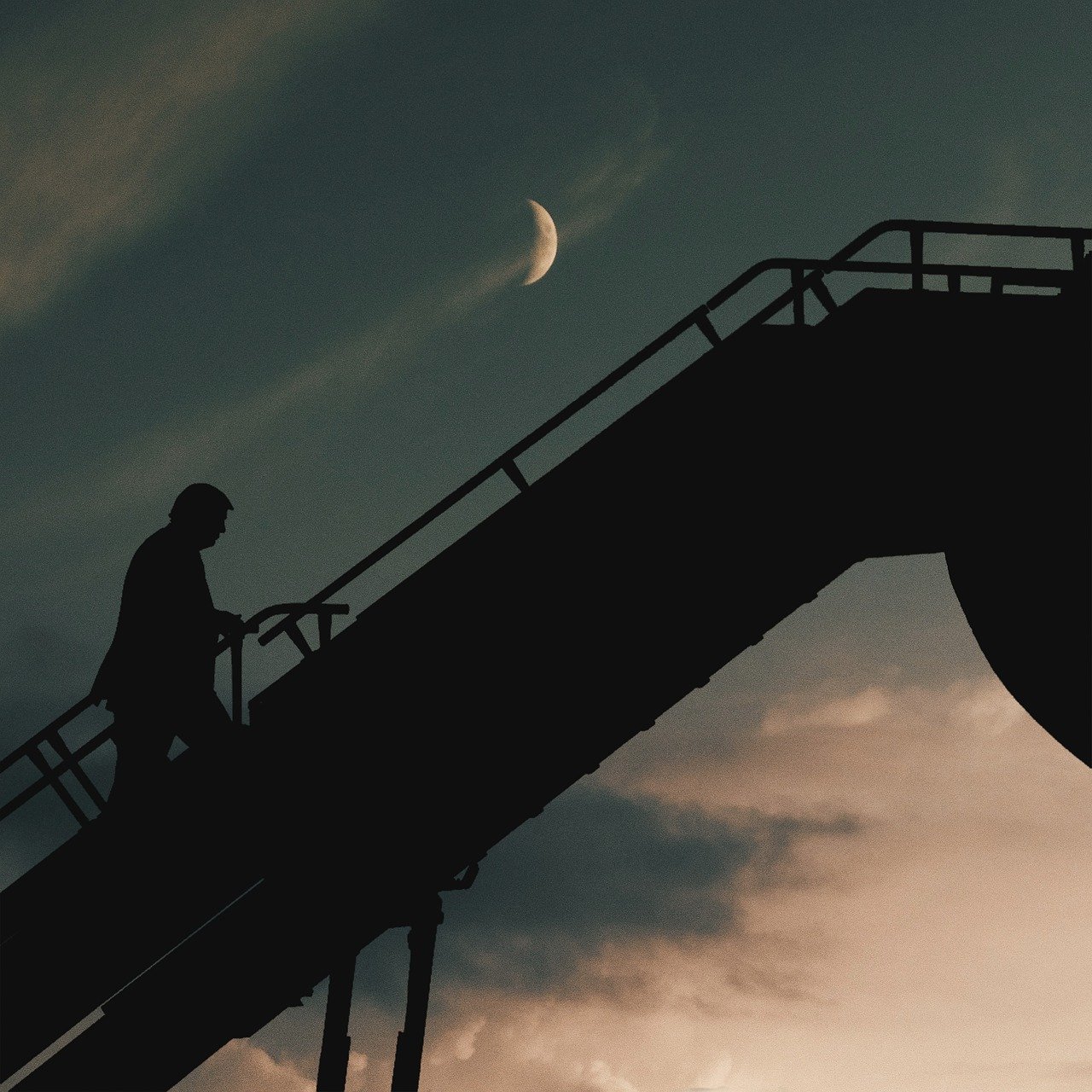 Politics Government Stairs Moon  - AlemCoksa / Pixabay