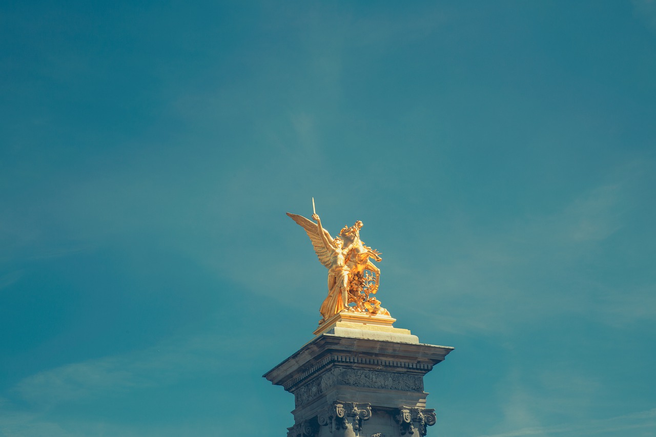 Pont Alexandre Iii Stone Pillar  - gdmoonkiller / Pixabay