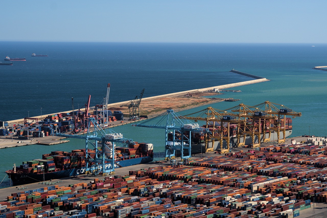 Port Container Ships Logistics  - smartschwarz / Pixabay