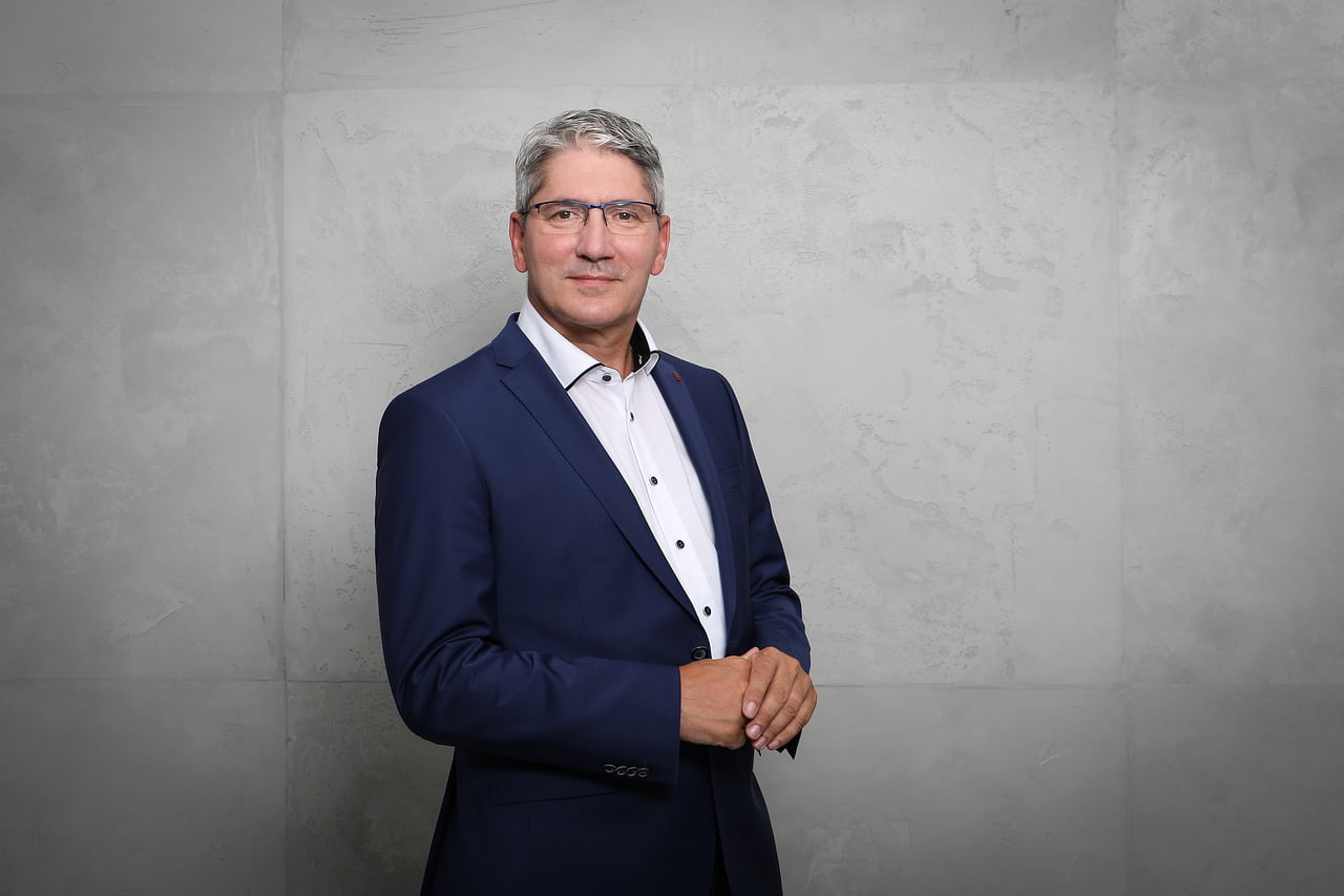 Portrait Man Businessman  - Stephan_Hoesl / Pixabay