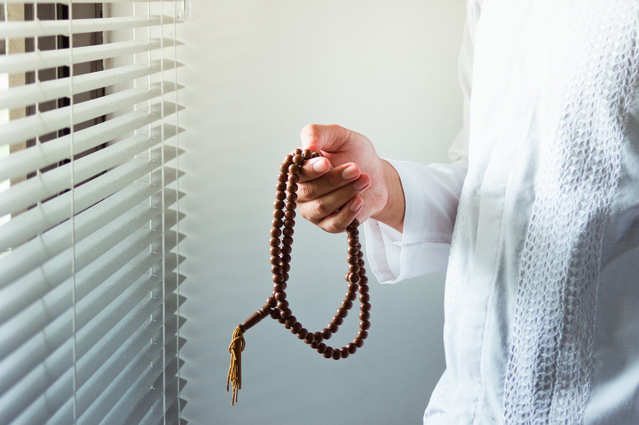Praying Prayer Beads Rosary Muslim - iqbalnuril / Pixabay