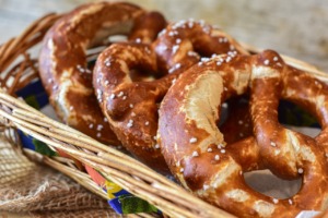 Pretzels Bread Food Yummy Biscuits  - RitaE / Pixabay