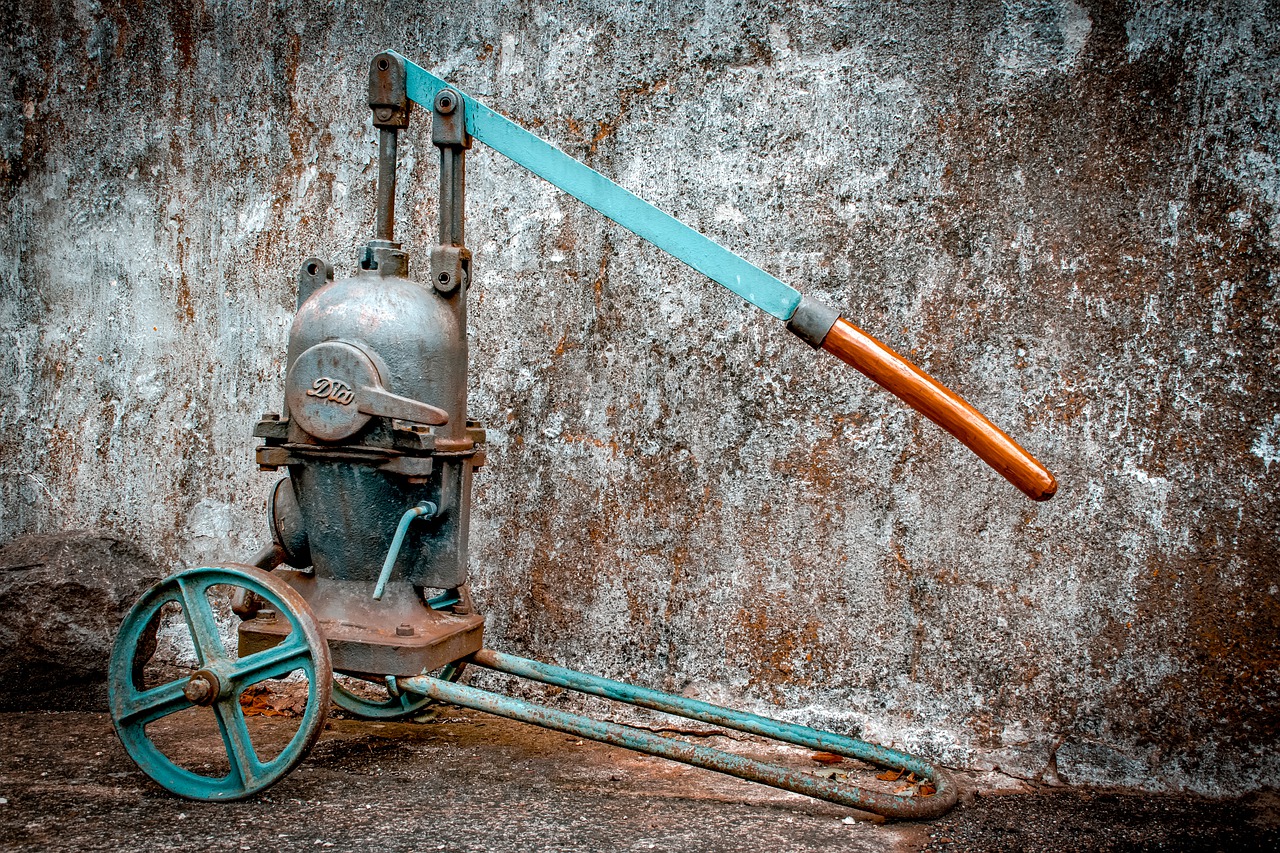 Pump Truck Historical Manually  - analogicus / Pixabay