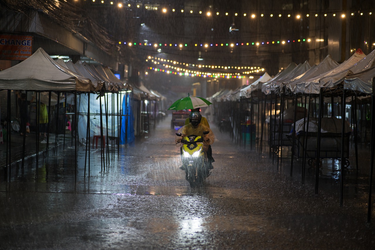 Raining Night Market Bangkok Night  - a_m_o_u_t_o_n / Pixabay