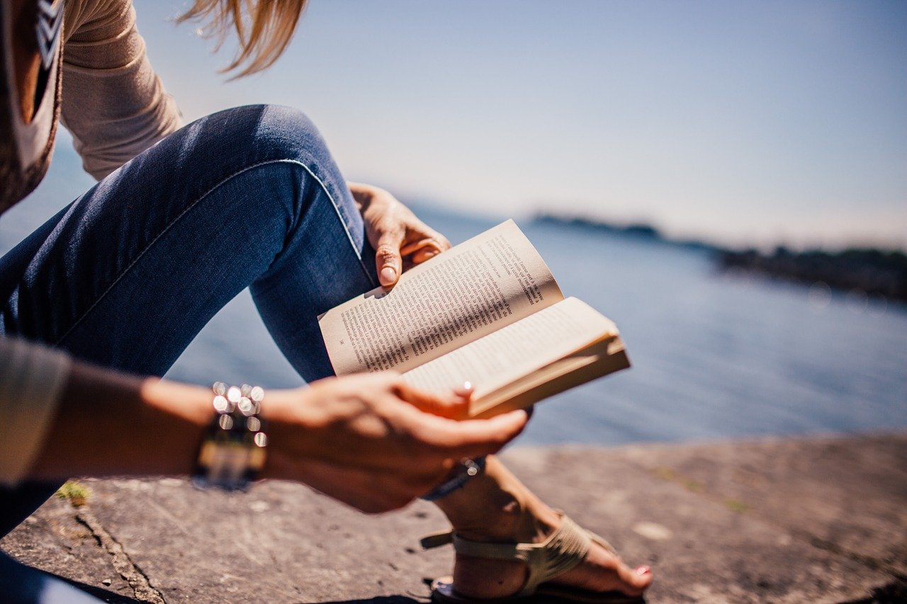 reading book girl woman sunshine 925589
