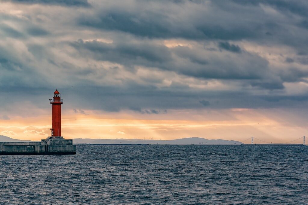 Red Lighthouse Osaka Bay Sea Clouds  - Kanenori / Pixabay