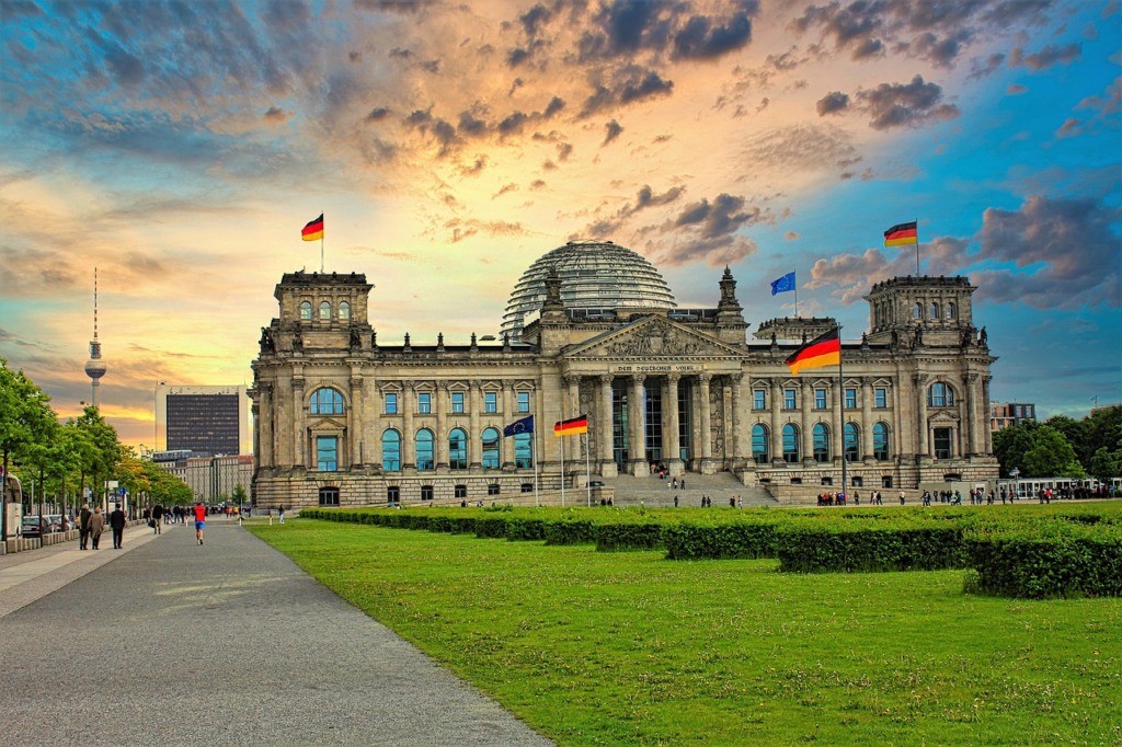 Reichstag Republic Square Berlin  - drhorstdonat1 / Pixabay