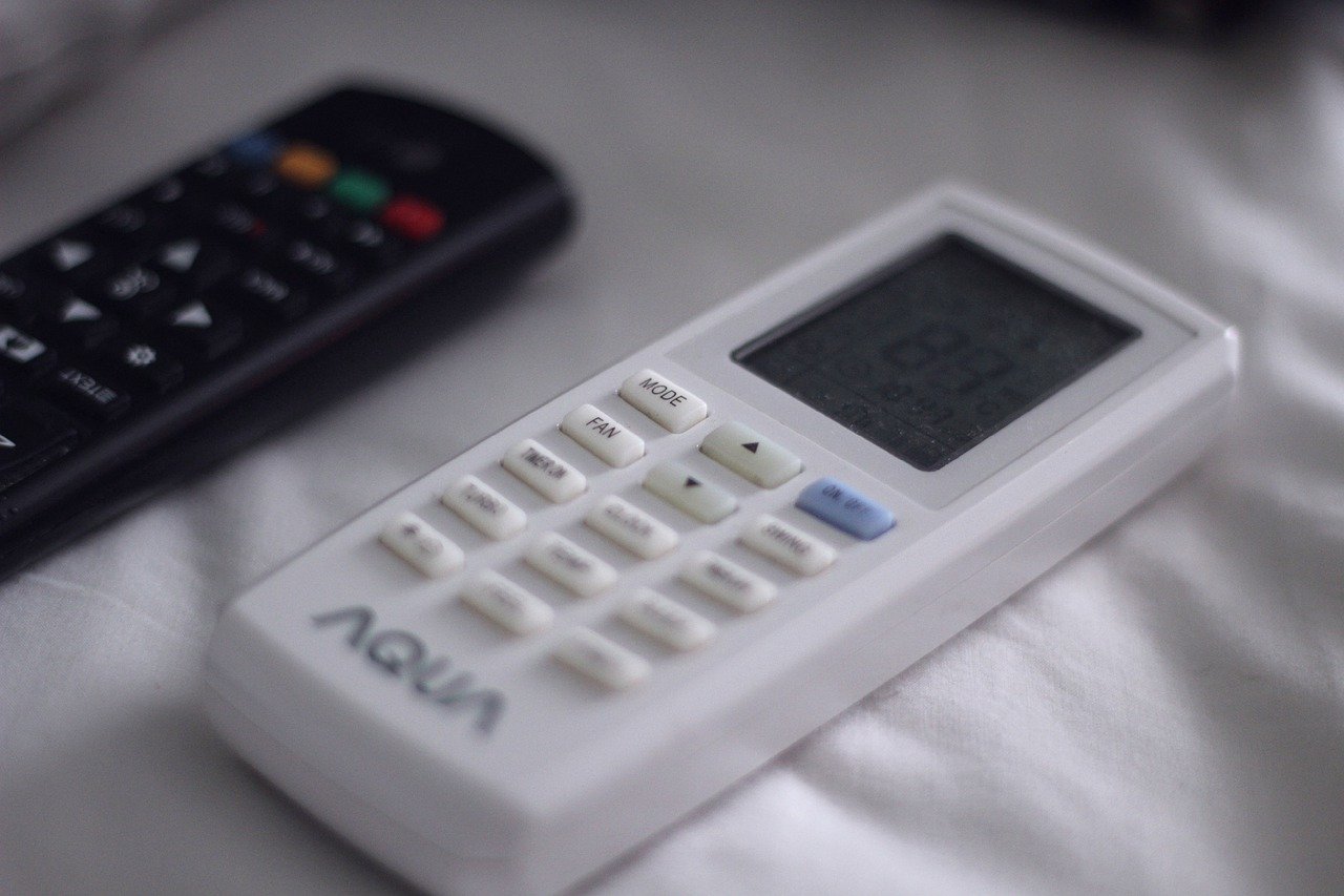 Remote Control Remote Electronic - iluminoto / Pixabay