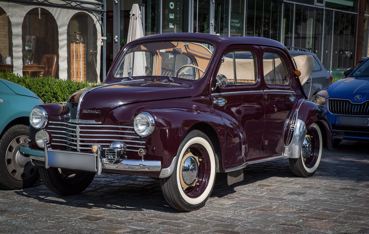 Renault Antique Car Automobile  - emkanicepic / Pixabay