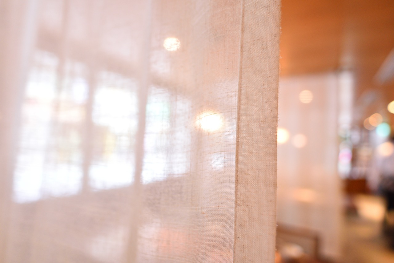 Restaurant Room Curtain Decoration  - MYCCF / Pixabay